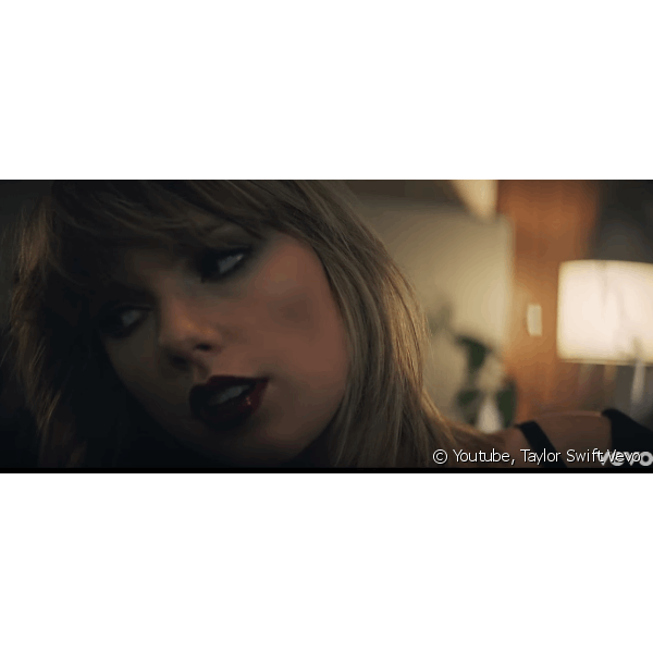 Para deixar todo o destaque para o batom com glitter, Taylor Swift deixou a maquiagem dos olhos mais b?sica (Foto: Taylor Swift Vevo)